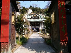 赤、茶、金の独特な配色が施されている常栄寺の総門。
