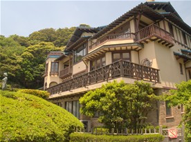 前回は洋館内部で開かれてる展示会を見学してからバラを見に行ったが、今回は洋館の前を通ってバラ園へ直行。