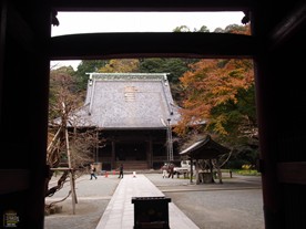 朱色の門、二天門から祖師堂を覗く。この日はお堂の屋根の改修中。