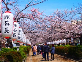 両脇に並ぶ提灯は4月の鎌倉まつりに合わせて準備する模様