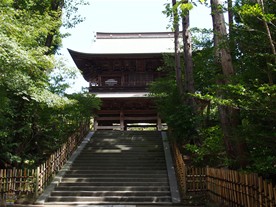 階段越しに眺めるのが絵になる円覚寺の山門。