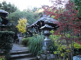 円応寺の見所は運慶が彫った閻魔王座像をはじめとする十王の像。運慶がこの世に戻ってから彫った閻魔大王の顔は笑っているようにも見え、「笑い閻魔」とも呼ばれている。生き返った運慶の喜びが仏像に反映されたものだという。（仏像は撮影禁止。）