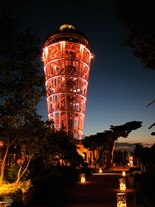展望灯台も青、赤、緑など、色を変えながら江の島の夜を演出。