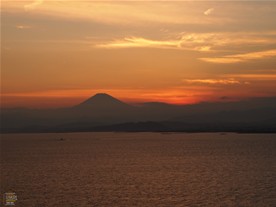 江の島シーキャンドルからの夕景。2013年に世界遺産となった富士山。