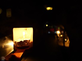 江の島岩屋の暗闇をロウソクを片手に進んでゆく。(一部区間)