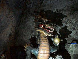 江の島岩屋の龍の模型（？）。音に反応して鳴き、お告げをするという。所々気になる演出はあるが、江島神社の歴史が始まった場所。訪れる価値はある。