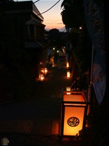 日が沈みはじめると灯篭に明かりがともされる