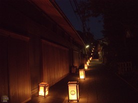 灯篭が並ぶ江の島の風景。車のない世界。