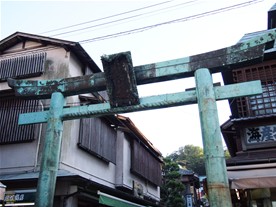 橋を渡ると見えてくるのがこの青銅の鳥居。