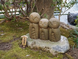 境内の愛らしい現代風（？）のお地蔵様。長谷寺の創建は奈良時代。鎌倉でもかなり歴史があるお寺だが、古さを感じさせない。