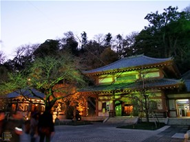 紅葉の季節の長谷寺宝物館。