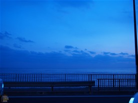 稲村ケ崎の通り沿いから見る海。