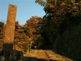 表参道の入口付近の様子。時間の都合で鷹取山へは訪れず。
