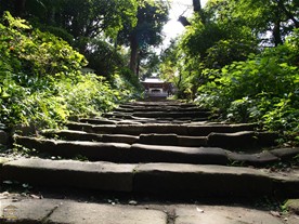 浄智寺の総門をくぐると石段が続く。石段の先にあるのは楼門。楼門の2階には鐘が下がっている。