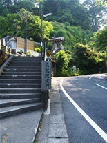 紫陽花(あじさい)の名所として知られる成就院の入口付近。