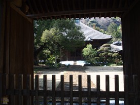 参道を歩き切るとこちらの中門にたどり着く。この中門から先へは通常は入ることができない(特別な日のみ公開するという)。中門の左脇の道を歩いてゆくと、北条政子と源実朝のものとされるやぐら(墓)がある墓所へ通じる。