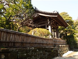 こちらは中門の右脇。塀越しに鐘楼が見える。