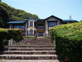 鎌倉文学館の建物。和様折衷という印象。