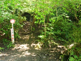 化粧坂は海蔵寺方面の方が坂下にあたる。