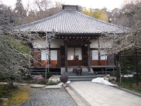 総門から本堂までは数十メートル程度。境内はそれほど広くはない。ちなみに写真の両脇に見える木はこのお寺の名物とも言えるカイドウの木。樹齢170年超と伝わる。