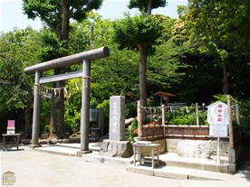 [5]源氏山公園と隣接する葛原岡神社に到着（浄智寺側の出入口[1]から約20分）。神社の傍には休憩所がある。木の切株で作られたテーブルとベンチが木陰に並んでいる。（葛原岡・大仏ハイキングコース）