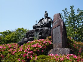 [7]頼朝像。源氏山公園は頼朝の鎌倉入り800周年を記念して整備された公園。（葛原岡・大仏ハイキングコース）
