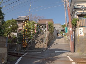江ノ電沿いにある寺社は御霊神社だけかと思っていたが、ここ満福寺も江ノ電の踏切のすぐ先に境内がある。