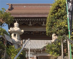 総門の手前左脇には、義経が腰越状を書いた背景を記す案内板がある。