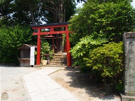 現在の鶴岡八幡宮の人の多さとは正反対で、住宅に囲われてひっそりと静まりかえった境内。