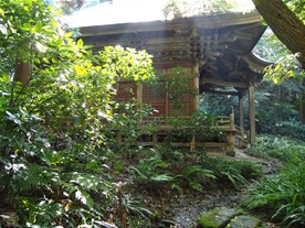 日射しを浴びる法華堂。