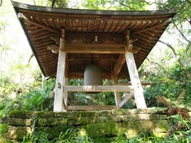 妙法寺の鐘楼。こちらも苔生した味わいのある鐘楼。鐘楼付近からさらに石段を登ると日叡上人のものとされる墓と護良親王のものとされる墓がある。護良親王のものとされる墓は鎌倉宮の方にもあると聞くが分骨ということか。（？）