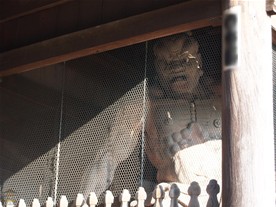 仁王門のそれぞれの柱には仁王像が所狭しと睨みを利かせている。