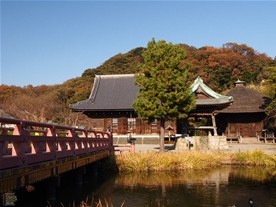 橋の向こうに見えるのがお堂と鐘楼。