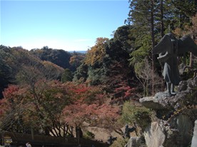 [2]天園ハイキングコースの出発地点。紅葉する建長寺の境内を烏天狗が見守る。